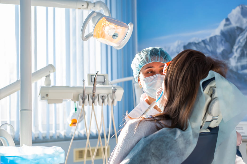 Pacjentka w gabinecie stomatologicznym podczas leczenia z zakresu zabiegów w znieczuleniu ogólnym